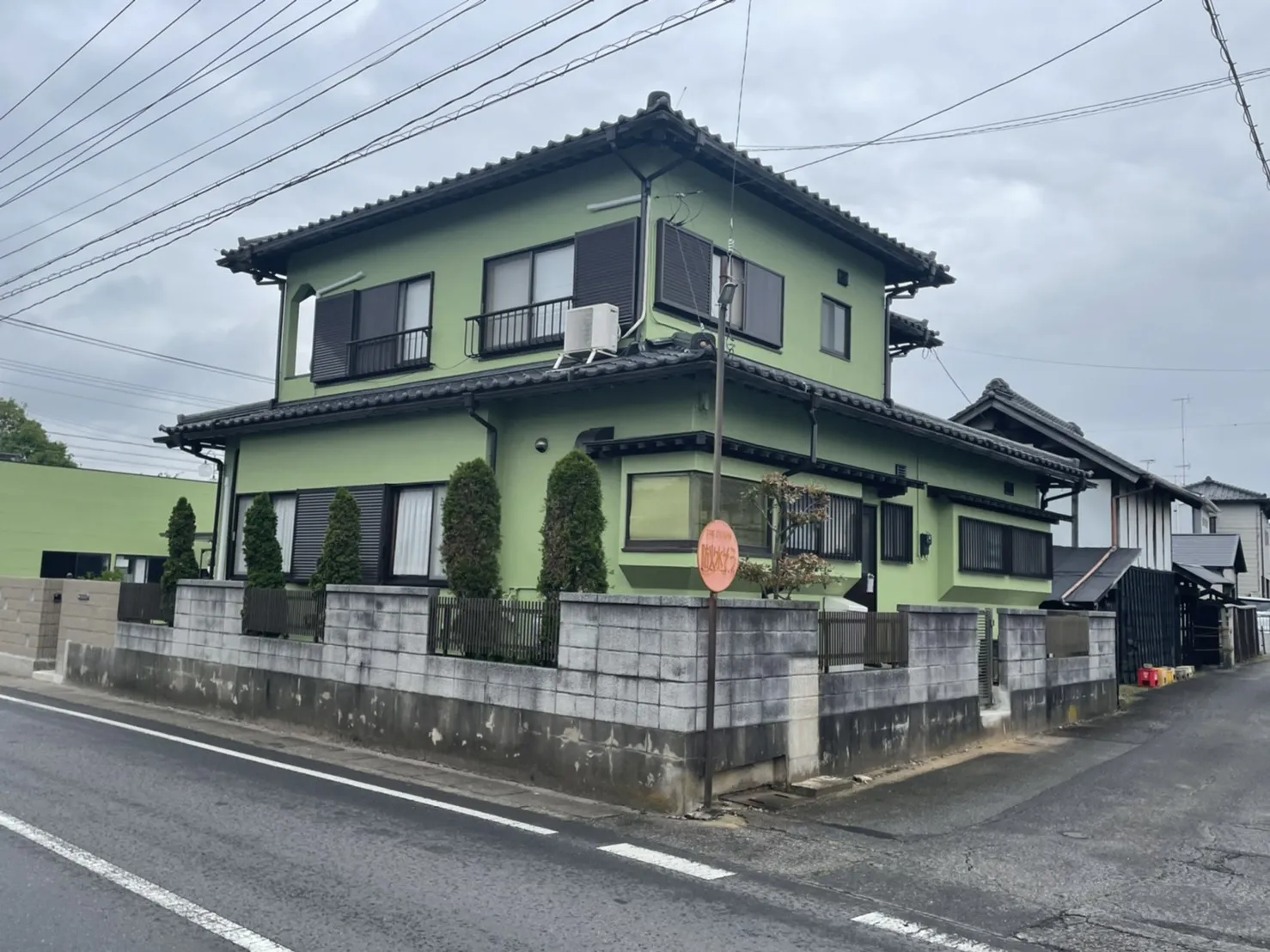 住居だけでなく、車庫も塗装します♪